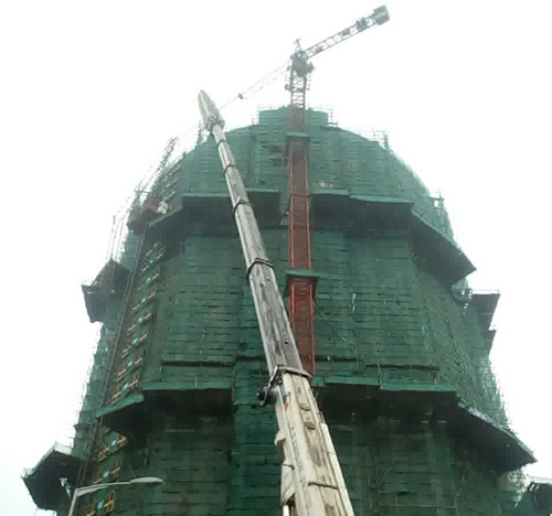 蕉岭吊车在工地上作业